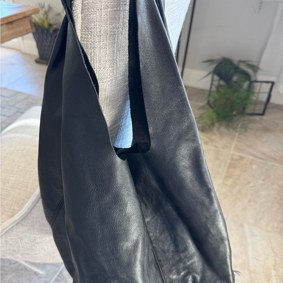 Chic Black Leather Shoulder Bag - Picture 6 of 9